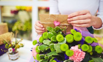 Writing Romantic Notes for Your Flower Bouquet