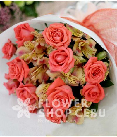 1 Dozen Peach Roses w/ Alstroemeria (Round Bouquet)